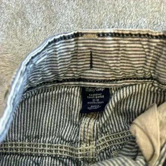 GAP and H&M - 2 piece toddler outfit. Size 12 to 18 months - Picture 6 of 7